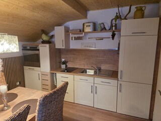 Küche mit Ceranfeld, Backofen, kühl und gefrierkombi