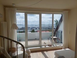 Galeriezimmer mit Balkon und Boddenblick