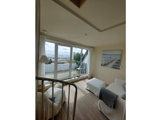 Galeriezimmer mit Balkon und Boddenblick