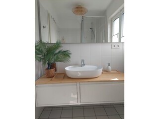 Tageslichtbad im OG mit seitlichem Wasserblick