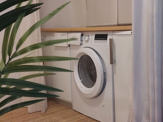 Waschmaschine, Trockner, Gefrierschrank im Keller