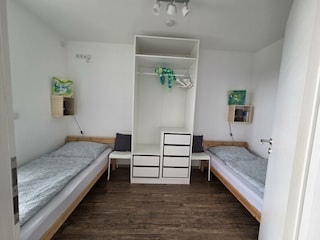 Schlafzimmer mit zwei Einzelbetten