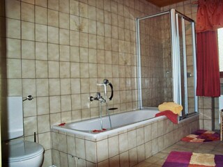 Badezimmer mit Dusche und Wanne