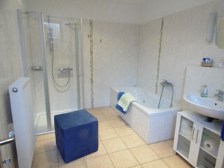 Bad mit Dusche und Badewanne