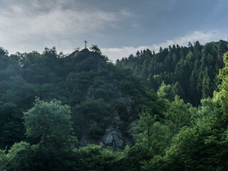 Das weiße Kreuz an der Wäller Tour Bärenkopp