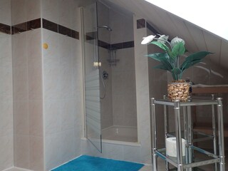 Badezimmer mit Dusche