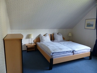 Schlafzimmer mit Doppelbett