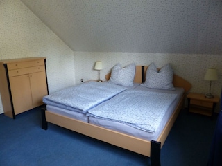 Schlafzimmer mit einem Doppelbett