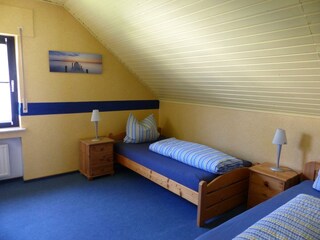 Zweites Schlafzimmer mit Einzelbetten