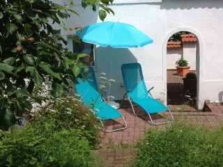 Sonnige kleine Terrasse