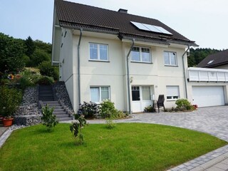 Ansicht Wohnhaus mit Fewo Comfort (unten)