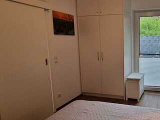 Kleiderschrank mit viel Stauraum im Schlafzimmer