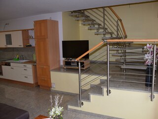 Wohn- und Küchenbereich mit Treppe zum O.G.