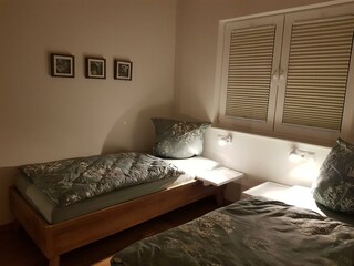 Schlafzimmer mit 2 Einzelbetten (200x90)