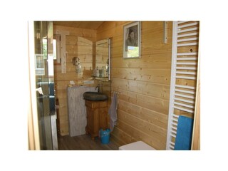 Bad 1 mit Urinal, WC, Dusche, Waschbecken