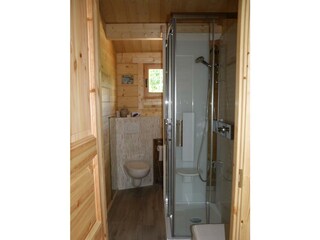 Bad 2 mit Dusche, Waschbecken und WC