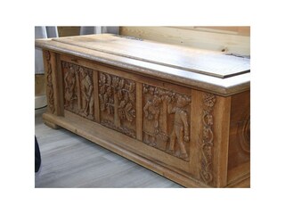 Schlafzimmer 3 alte Truhe