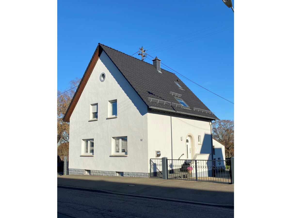 Hausansicht, Ferienwohnung im EG