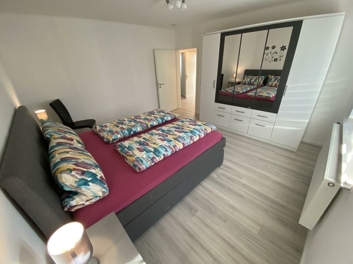 Schlafzimmer 1 mit Boxspringbett und Schrank