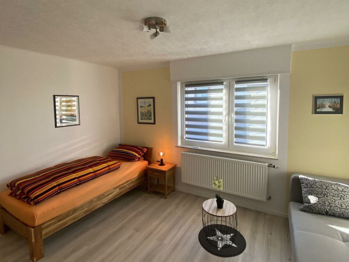 Schlafzimmer 2 mit Bett u. Ausziehcouch