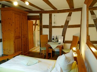 Schrank und Sitzgelegenheit