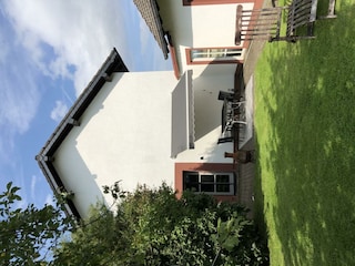 Terrasse mit Sonnenmarkise