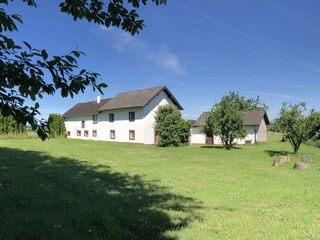 Rückansicht des Hauses mit großer Wiese