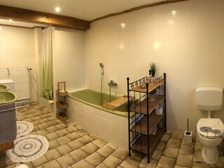 Großes Bad im Erdgeschoss