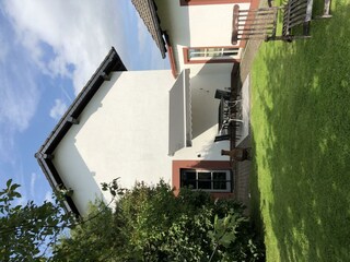 Terrasse mit Sonnenmarkise