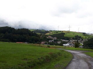Blick in den Ort vom Hügel