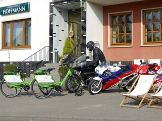 E-bike Verleih & Motorrad-Fahrer-Terrasse