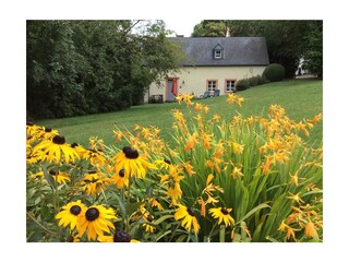 Liebevoll angelegte Beete vorm Alten BACKHAUS