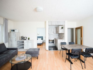 Wohn-Ess-Zimmer mit Küchenzeile