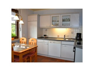 Küche mit Tisch und Stühlen