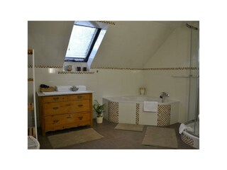 Badezimmer mit Dusche und Badewanne