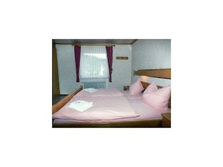 Zimmer 4 zum Fenster
