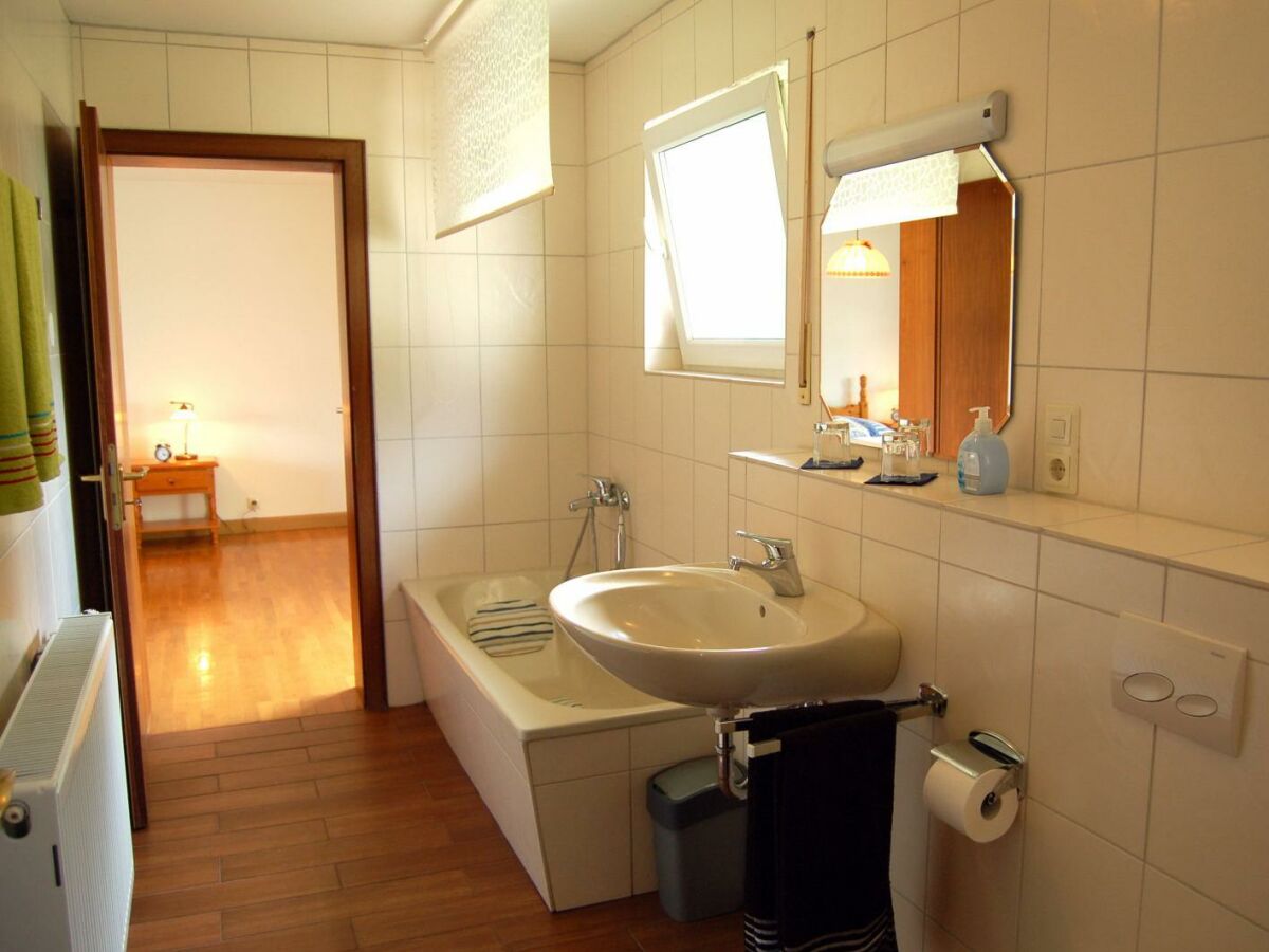 Badezimmer mit Badewanne u. WC