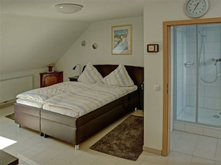 Geräumiges Gästezimmer mit Bad