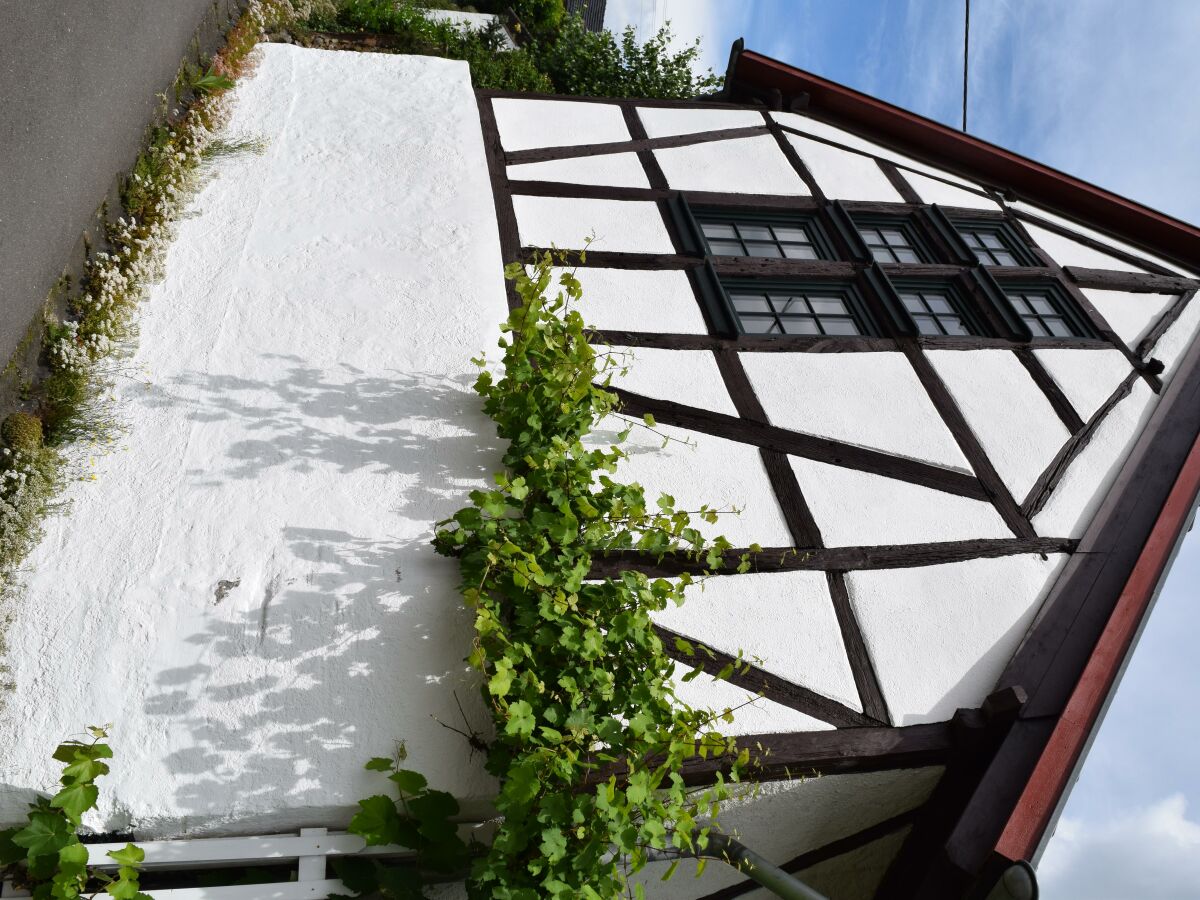 Straßenblick auf ausgebaute Fachwerkscheune