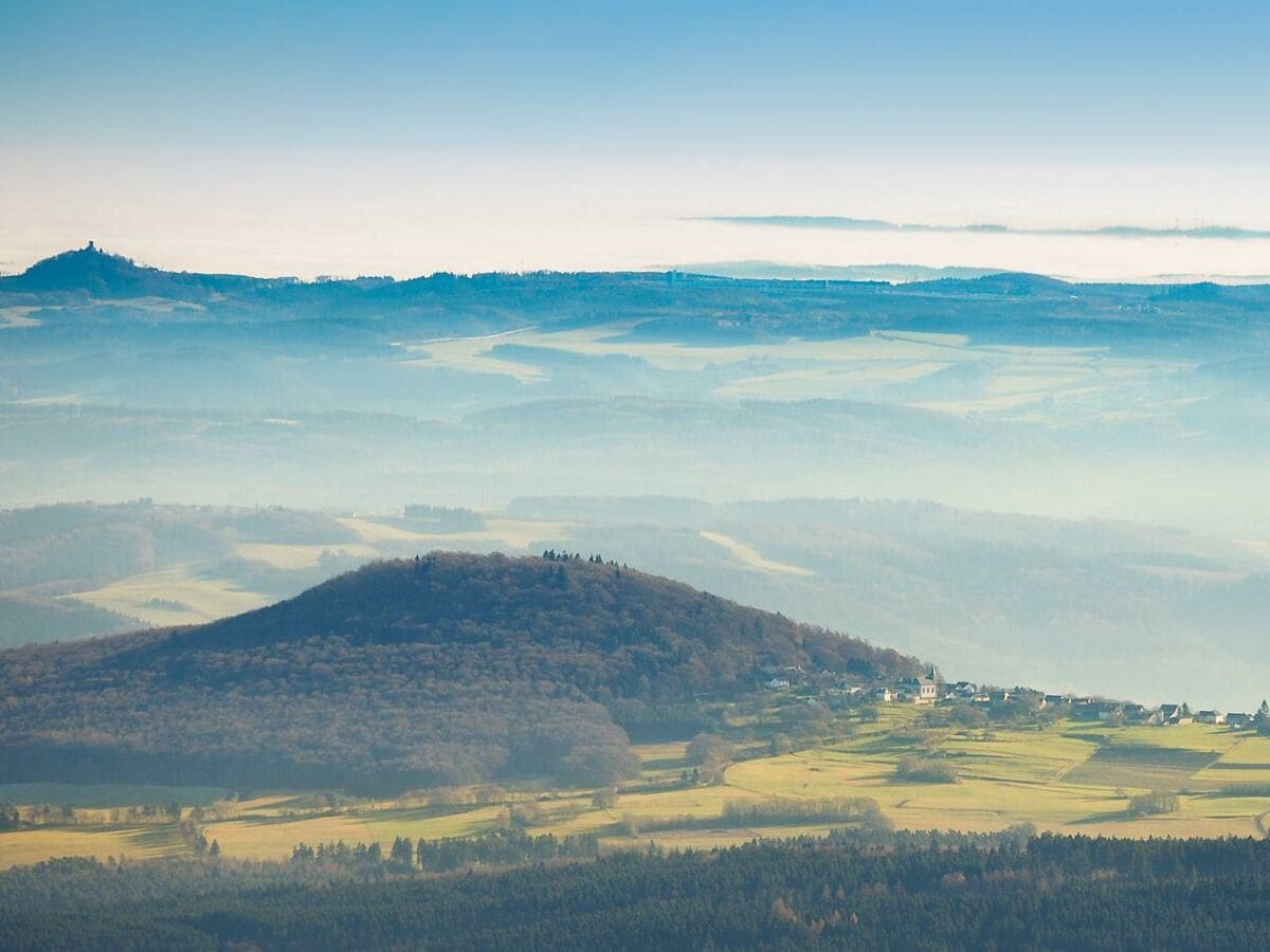 Luftbild vom Aremberg, hinten links die Nürburg