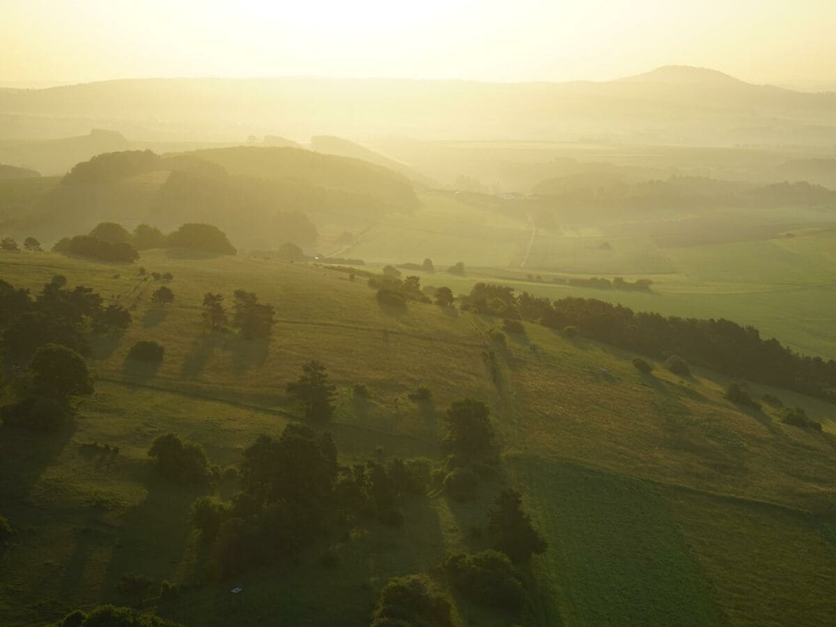 Balonfahrt über der Eifel - hinten der Aremberg