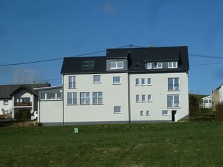 Haus-Rückansicht mit Garten