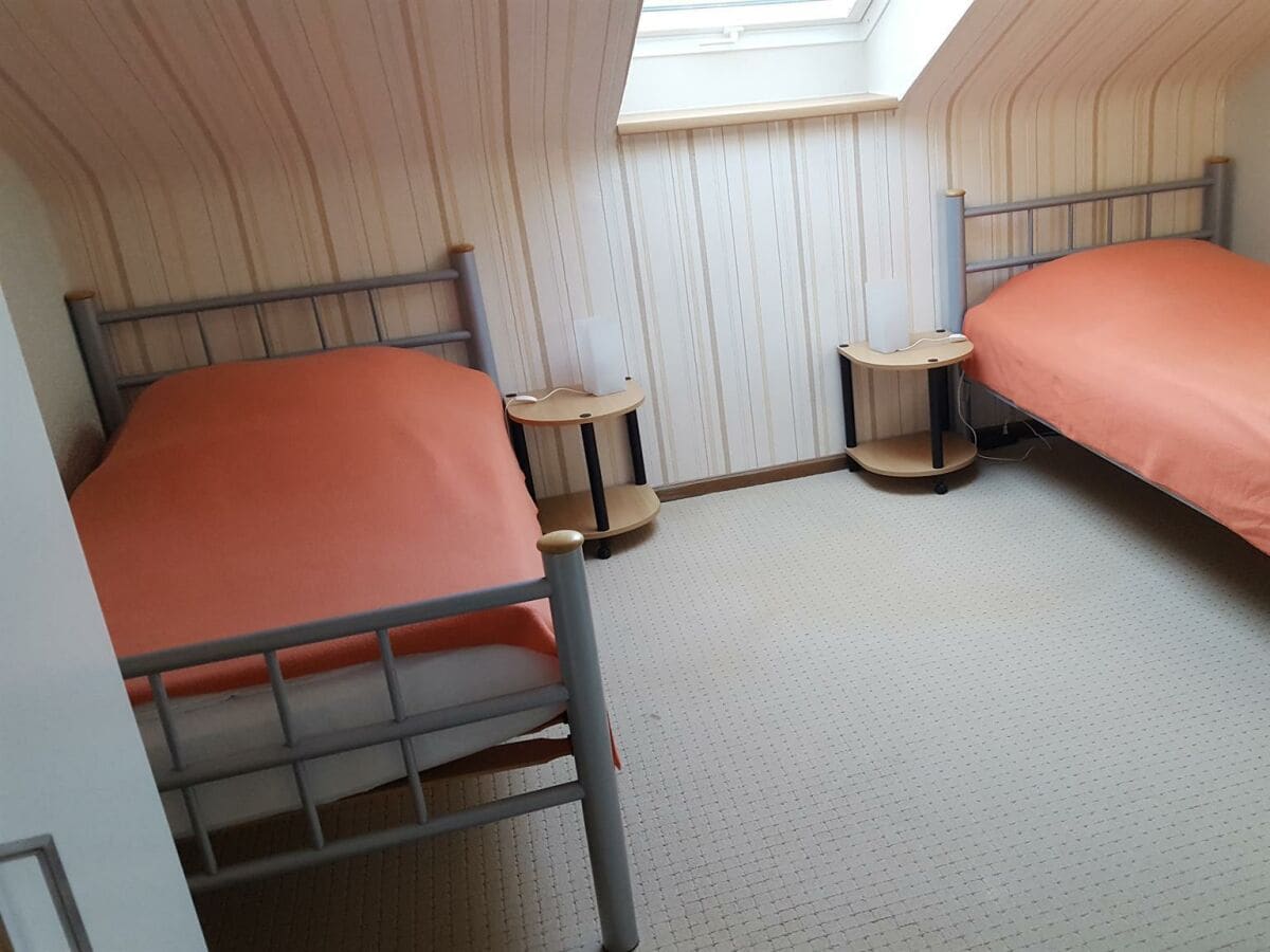 Schlafzimmer mit zwei Einzelbetten