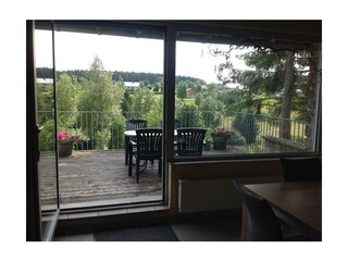 Blick vom Wohnraum auf die Terrasse -Haus Hubertus