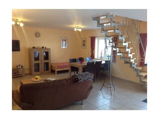 Wohnraum FeWo B mit Treppe zu den beiden Schlafzimmern