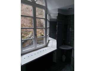 Badezimmer mit zwei Waschbecken, Dusche und WC