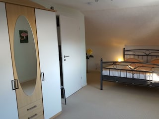 Schlafzimmer mit Doppelbett