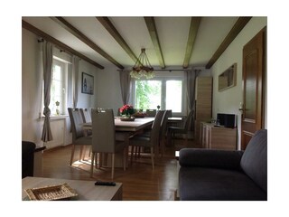 Wohnzimmer mit Essplatz