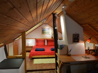 Dachzimmer mit Schreibtisch