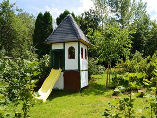 Der Burgturm mit der Rutsche